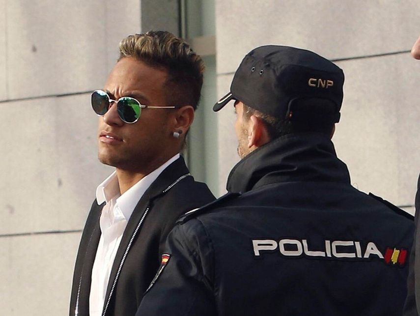 El brasileño será juzgado junto a su padre y el expresidente del Barcelona.