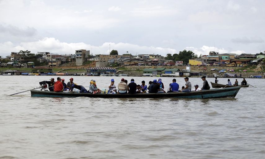 Residentes locales navegan el r&iacute;o Amazonas junto a Tabatinga, Brasil, en la frontera con Per&uacute; y Colombia, el jueves, 5 de septiembre del 2019.&nbsp;