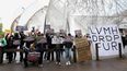 ARCHIVO. Manifestantes y miembros del colectivo SIPE (Stop Impunity of Livestock Professionals) sostienen pancartas durante una manifestación contra las pieles frente a la Fundación Louis Vuitton, en París, el 23 de abril, 2023. Ambientalistas atacaron la fachada de la fundación.
