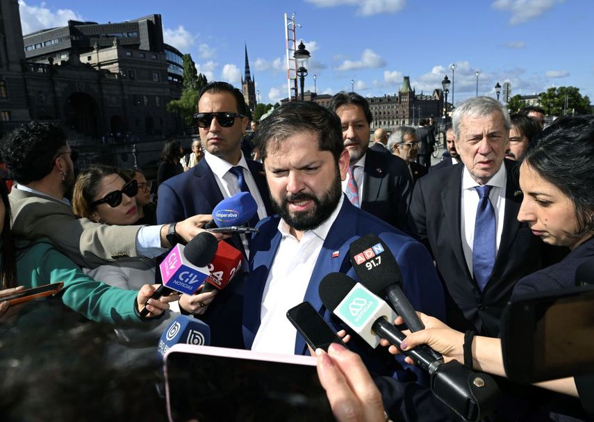 El presidente de Chile, Gabriel Boric, habla con la prensa en las afueras de Sagerska Palatset en Estocolmo, el viernes 14 de junio de 2024, durante su visita a reuniones bilaterales con el primer ministro de Suecia, Ulf Kristersson.&nbsp;