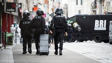 Miembros de la Brigada de Investigación e Intervención durante el asalto en Saint Denis, cerca de París, Francia. (EFE)