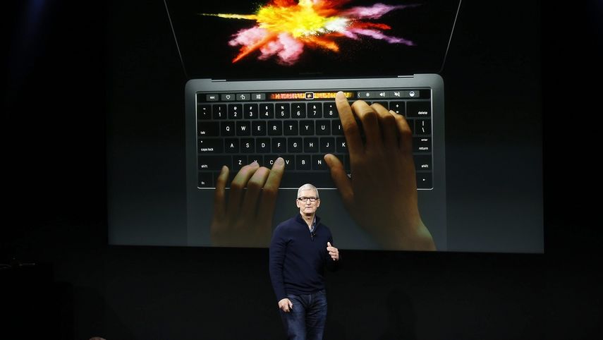 El presidente de Apple, Tim Cook presenta el Apple Macbook Pro durante un evento para dar a conocer las actualizaciones y nuevos productos de la compañía en la sede de Apple en Cupertino, California, Estados Unidos.