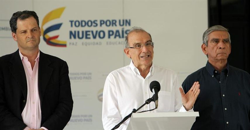 Humberto de la Calle lee una declaración junto al comisionado de paz colombiano al termina un nuevo ciclo de las conversaciones. Foto EFE.