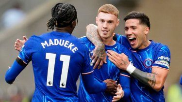 Cole Palmer (centro) celebra su gol para Chelsea junto a sus compañeros Noni Madueke (izquierda) y Enzo Fernández en la victoria 6-2 ante Wolverhampton en la Liga Premier, el domingo 25 de agosto de 2024.&nbsp;
