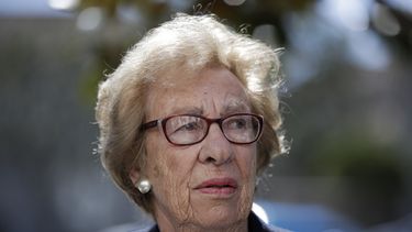 En esta imagen del jueves 7 de marzo de 2019, Eva Schloss, hermanastra de Anne Frank y sobreviviente del Holocausto, en una conferencia de prensa en Newport Beach, California. Sobrevivientes del Holocausto en todo el mundo prestaron sus voces a una campa&ntilde;a lanzada el mi&eacute;rcoles para pedir al jefe de Facebook, Mark Zuckerberg, que tome medidas para eliminar de la red social el negacionismo del genocidio nazi.&nbsp;