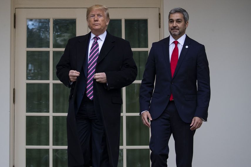 Los presidentes Donald Trump, de Estados Unidos, y Mario Abdo Benítez, de Paraguay, posan en la Casa Blanca, el viernes 13 de diciembre de 2019, en Washington. 