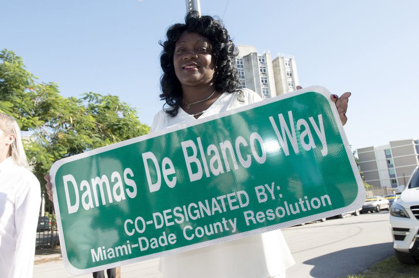 La presidenta de la organización opositora en Cuba, Berta Soler, sostiene la placa que nombra la calle en Miami, Damas de Blanco Way.
