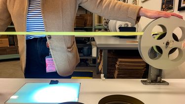 La técnica de la bóveda de películas de nitrato, Courtney Holschuh, desenrolla el carrete que contiene la película original del cortometraje mudo francés de Georges Méliès de 1897, Gugusse y el autómata, en un espacio de trabajo en la bóveda de películas de nitrato en el campus Packard del Centro Nacional de Conservación Audiovisual de la Biblioteca del Congreso en Culpeper, Virginia, el 2 de abril de 2026.