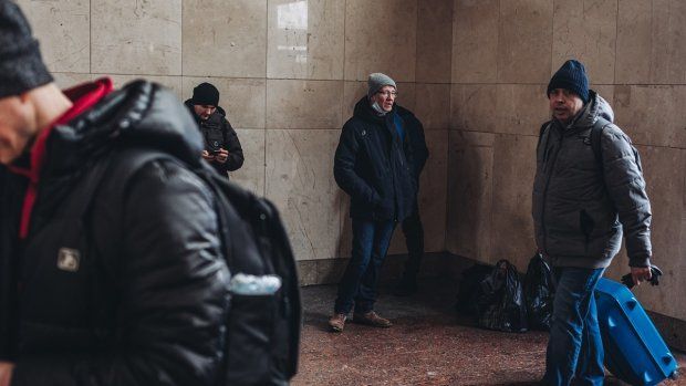 Un hombre espera en la estación de tren de Kiev, a 1 de marzo de 2022, en Kiev (Ucrania).   - Diego Herrera / Europa Press