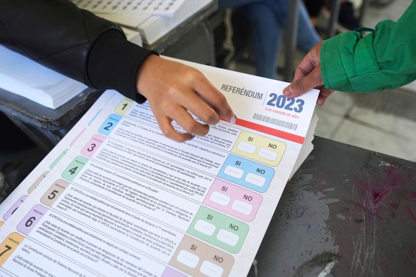 Los trabajadores electorales preparan las papeletas durante las elecciones de medio término y un referéndum nacional, en Quito, Ecuador, el domingo 5 de febrero de 2023.