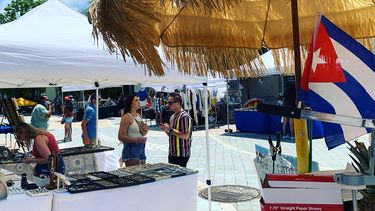 Vista parcial del mercadillo de Viernes Cultural, en Miami.