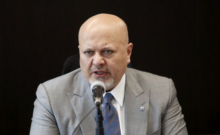 El Fiscal de la Corte Penal Internacional, Karim Khan, pronuncia una declaración en las oficinas de la Jurisdicción Especial de Paz en Bogotá, el 27 de octubre de 2021. Khan respaldó los esfuerzos de la Jurisdicción Especial de Paz para lograr justicia.  