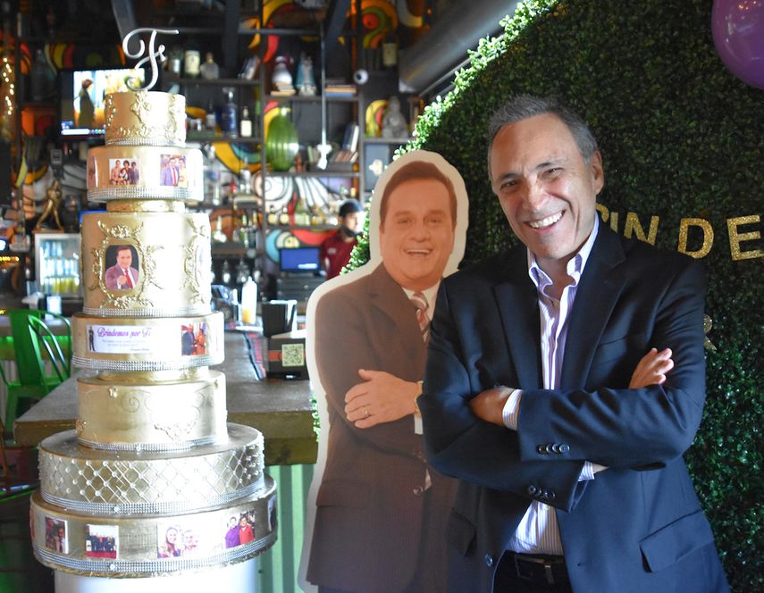 Omar Romay, antiguo propietario del canal 41, posa junto a una figura de cartón con la imagen de Fernando Hidalgo y un cake en homenaje al presentador.&nbsp;