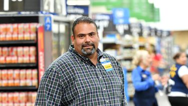 Guillermo Santizo en nueve años de trabajo ha logrado ser el gerente de la tienda de Walmart que más vende del país. 