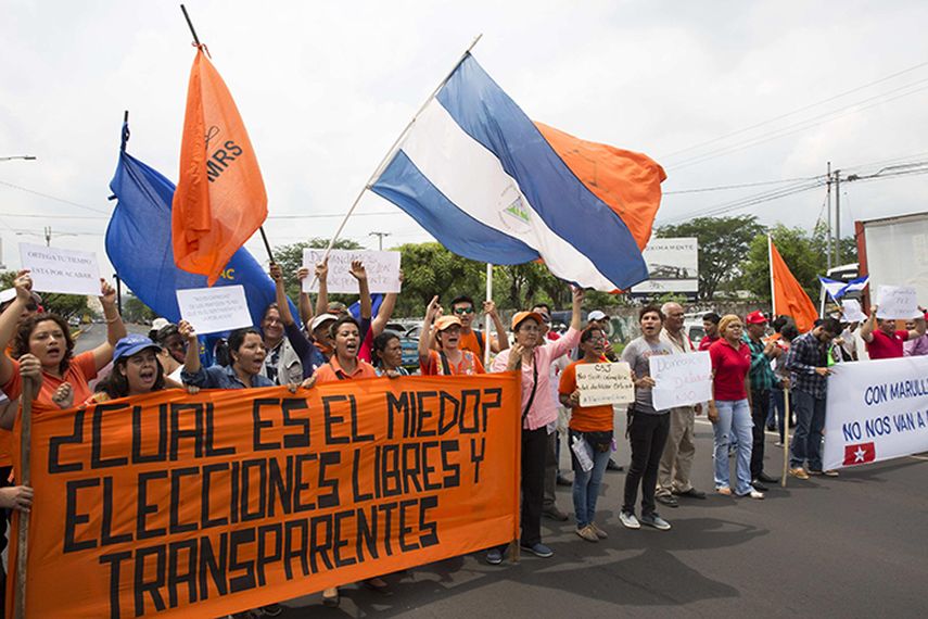 Manifestantes protestan contra la decisión de la Corte Suprema de Justicia contra el Partido Liberal Independiente (PLI) en Managua. (EFE)