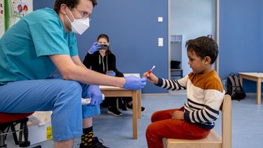 Austria prueba test de COVID-19 en forma de piruleta para niños