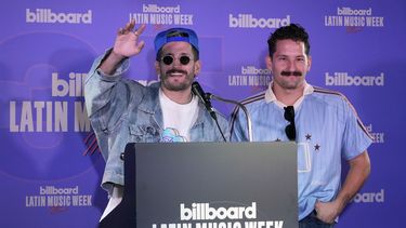 Los músicos Mau y Ricky llegan a una conferencia de prensa sobre la Semana Billboard de la Música Latina el 26 de agosto de 2024, en Miami Beach, Florida.