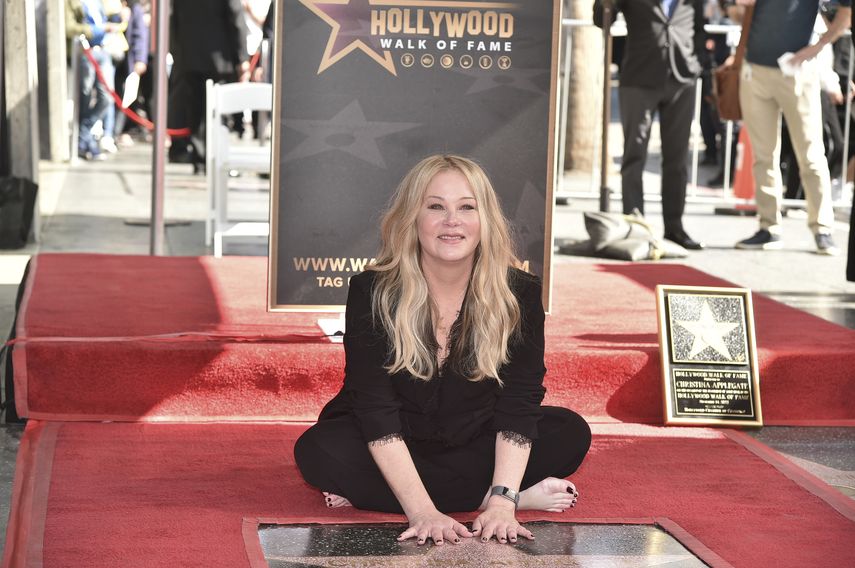 Christina Applegate, conocida por sus papeles en Married... with Children y Dead to Me, posa en una ceremonia que la honra con una estrella en el Paseo de la Fama de Hollywood en Los Ángeles el 14 de noviembre de 2022.
