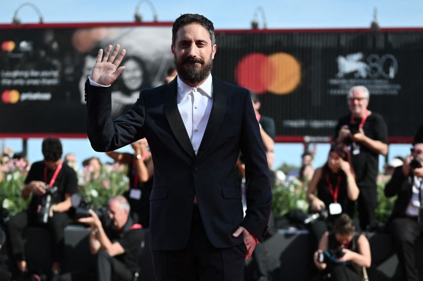 El director chileno Pablo Larraín posa en la alfombra roja de la película El Conde presentada en competición en el 80º Festival de Cine de Venecia el 31 de agosto de 2023 en el Lido de Venecia. &nbsp;