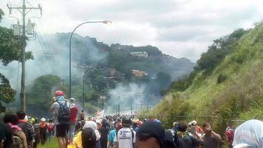 Un grupo de aproximadamente 600 jóvenes de la Universidad Metropolitana (Unimet) enfrentó los gases lacrimógenos y los perdigones que les lanzaron los efectivos de la GNB en medio de lo que debió ser un plantón pacífico, como parte de la jornada de protestas que convocó el movimiento estudiantil.