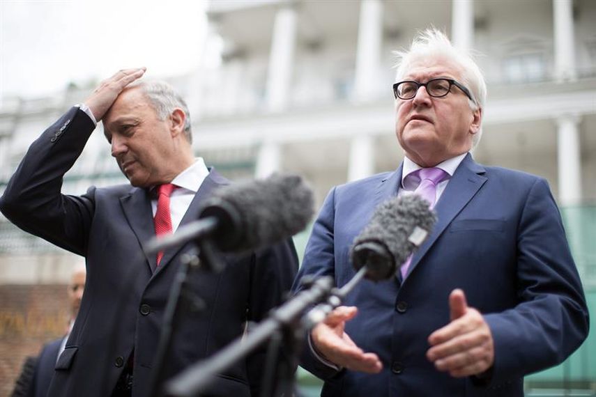 El ministro de Exteriores alemán, Frank-Walter Steinmeier (c), y su homólogo galo, Laurent Fabius (izq), se dirigen a hacer una declaración a la prensa mientras participan en una nueva reunión entre Irán y el Grupo 5 (China, EEUU, Francia, el Reino Uni