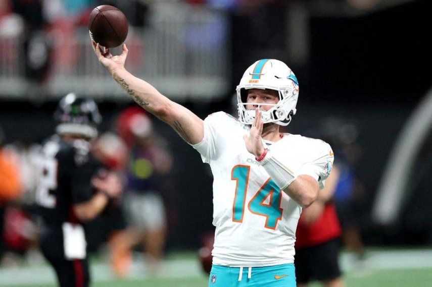 Jaelan Phillips (#15) de los Miami Dolphins calienta antes del partido contra los Atlanta Falcons en el Mercedes-Benz Stadium el 26 de octubre de 2025 en Atlanta, Georgia.&nbsp;