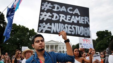 La información que se incluyó en peticiones DACA no será entregada de manera proactiva a otras entidades de procuración de justicia (incluyendo al ICE y CBP) para el propósito de aplicación de la ley de inmigración a menos que el peticionario presente un riesgo a la seguridad nacional o pública.