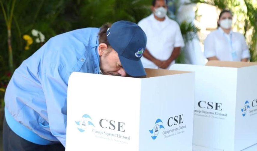 El dictador sandinista Daniel Ortega en el momento que vota.