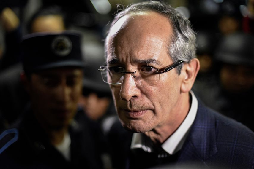 En esta foto de archivo tomada el 14 de febrero de 2018, el expresidente guatemalteco Álvaro Colom es arrestado por cargos de corrupción en la Ciudad de Guatemala