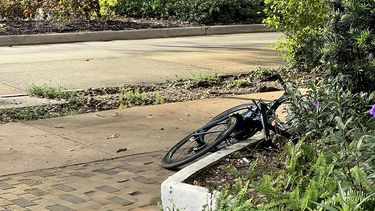 A un costado de la Avenida Brickell quedó la bicleta del hombre lesionado.
