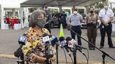 La alcaldesa de Miami-Dade, Daniella Levine Cava, durante una visita el centro de vacunación abierto en el Tropical Park.