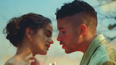 Los cantantes Bad Bunny y Rosalía.