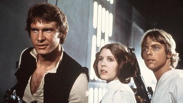 En esta imagen de 1977 proporcionada por la 20th Century-Fox Film Corporation, Harrison Ford, Carrie Fisher y Mark Hamill se muestran en una escena de la película Star Wars, lanzado por la 20th Century-Fox. (AP)