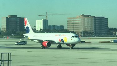 Vista de una aeronave de la aerolínea de bajo costo Viva Air.