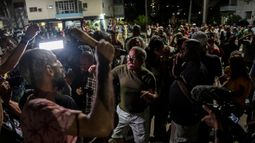 Manifestantes y funcionarios del régimen discuten durante una protesta que pide el restablecimiento del servicio eléctrico luego de seis días de apagones debido a la devastación del huracán Ian en La Habana