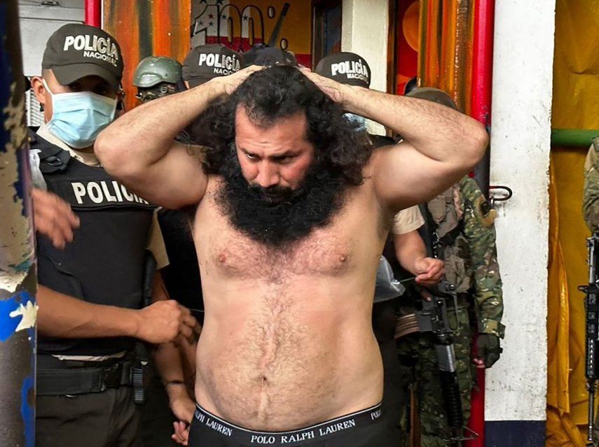 Fotografía difundida por las Fuerzas Armadas de Ecuador que muestra a Adolfo Macías, alias Fito, líder de la banda criminal Los Choneros, mientras es trasladado al complejo de máxima seguridad The Rock dentro de la Penitenciaría Zonal No. 8 en Guayaquil, Ecuador, durante una operación conjunta de la Carabineros y Militares en el recinto, Ecuador, el 12 de agosto de 2023.