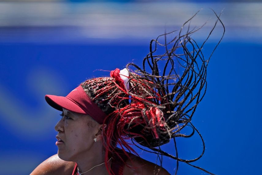 La japonesa Naomi Osaka durante su partido contra la china Saisai Zheng por la primera ronda del tenis de los Juegos Olímpicos de Tokio 2020