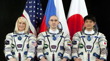 A bordo de la Soyuz MS-01 viajan el ruso Anatoli Ivanishin (centro), el japonés Takutya Onishi y la estadounidense Kathleen Rubins, quienes en los dos días de vuelo hacia la EEI someterán a diversas pruebas los nuevos sistemas de la nave (EFE)