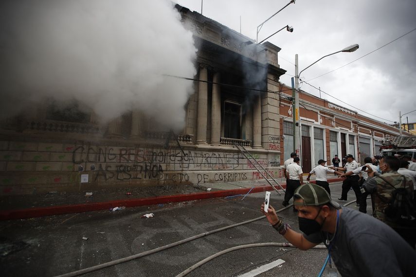 Nubes de humo salen desde el edificio del Congreso después de que manifestantes le prendieran fuego, en la Ciudad de Guatemala, el sábado 21 de noviembre de 2020.&nbsp;&nbsp;