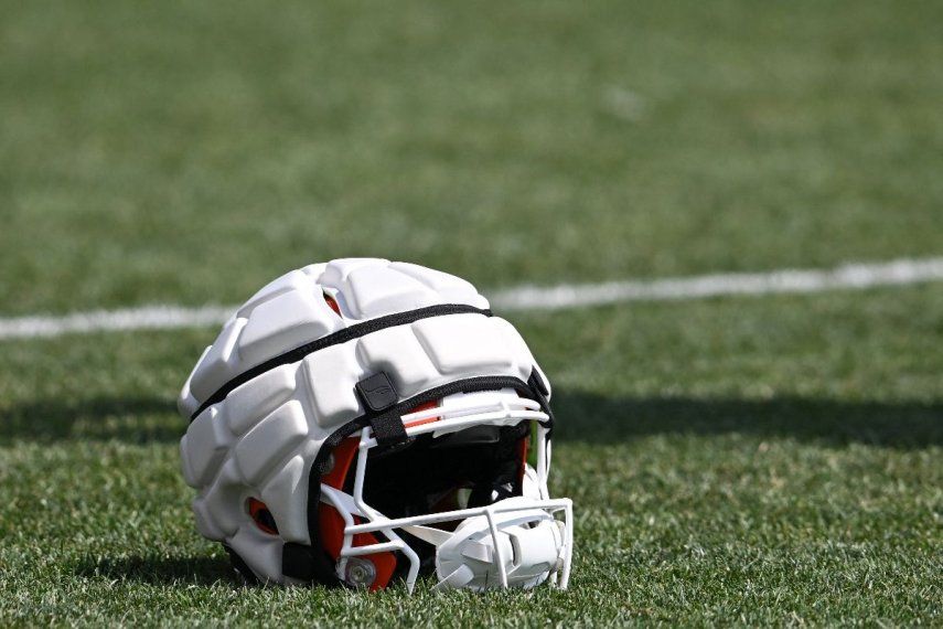 Vista de una gorra Guardian en un casco de los Cleveland Browns de NFL después del campamento de entrenamiento de los Cleveland Browns en el CrossCountry Mortgage Campus el 28 de julio de 2025 en Berea, Ohio.&nbsp;