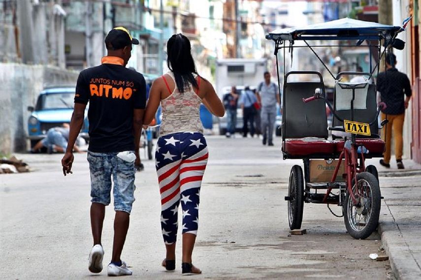 Una pareja camina por La Habana, mientras en EEUU transcurre la jornada electoral
