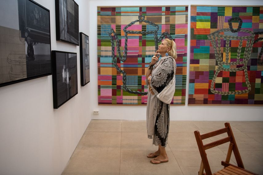 Una persona observa la obra de arte en la Galería Espacio O de Chile durante la inauguración de la exposición Este arte en el Pabellón Vik en José Ignacio, Maldonado, Uruguay, el 6 de enero de 2024.&nbsp;