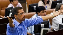 En esta fotografía de archivo del 28 de enero de 2014, el legislador opositor Víctor Hugo Tinoco, del Movimiento Renovador Sandinista (MRS), hace un gesto antes de que la Asamblea Nacional vote para enmendar la constitución de Nicaragua para incluir la eliminación de los límites al mandato presidencial en Managua. La policía nicaragüense arrestó a Tinoco elevando a 13 el número de opositores al régimen del dictador Daniel Ortega encarcelados.