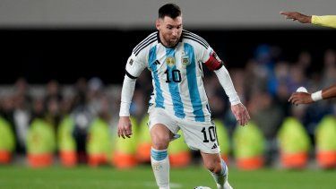 El argentino Lionel Messi controla el balón durante un partido de clasificación para la Copa Mundial de la FIFA 2026 contra Ecuador en el estadio Monumental de Buenos Aires, Argentina, el jueves 7 de septiembre de 2023.&nbsp;