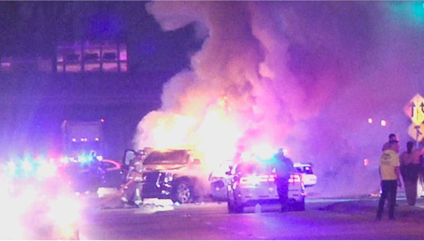Las llamas de un voraz incendio consumieron parcialmente los vehículos involucrados en un violento choque ocurrido en Miami Gardens.
