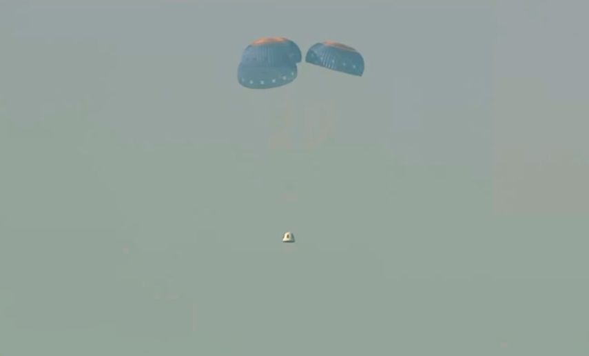 Esta imagen proporcionada por Blue Origin muestra una cápsula espacial después de un lanzamiento fallido, cayendo en paracaídas sobre el desierto de Texas, el 12 de septiembre de 2022.&nbsp;