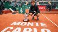 El italiano Jannik Sinner posa con el trofeo tras ganar la final del torneo ATP Masters Series de Montecarlo contra el español Carlos Alcaraz en la pista Rainier III del Monte-Carlo Country Club en Roquebrune-Cap-Martin, al sureste de Francia, el 12 de abril de 2026. El italiano Jannik Sinner posa con el trofeo tras ganar la final del torneo ATP Masters Series de Montecarlo contra el español Carlos Alcaraz en la pista Rainier III del Monte-Carlo Country Club en Roquebrune-Cap-Martin, al sureste de Francia, el 12 de abril de 2026.