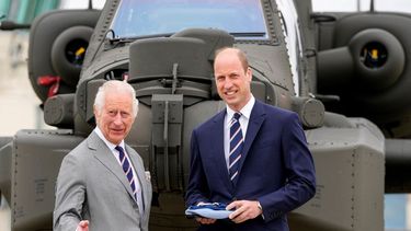 El rey Carlos III de Gran Bretaña entrega oficialmente el cargo de coronel en jefe del Cuerpo Aéreo del Ejército al príncipe William, príncipe de Gales de Gran Bretaña, frente a un helicóptero Apache en el Centro de Aviación del Ejército en Middle Wallop, Inglaterra, el 13 de mayo de 2024.