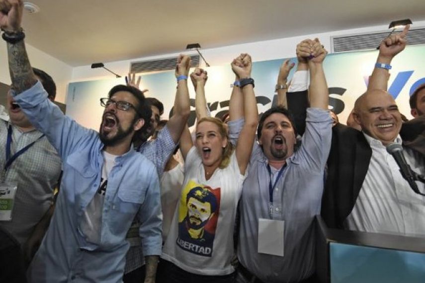 Miembros de la Mesa de la Unidad Democrática celebran la mayoría parlamentaria obtenida. (CORTESÍA) 