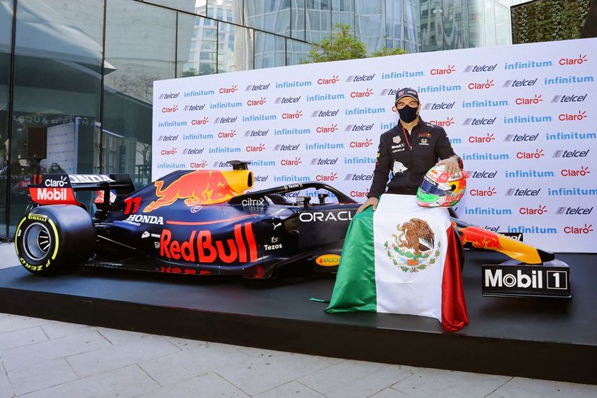 El mexicano Sergio Checo Pérez junto a su monoplaza de Red Bull